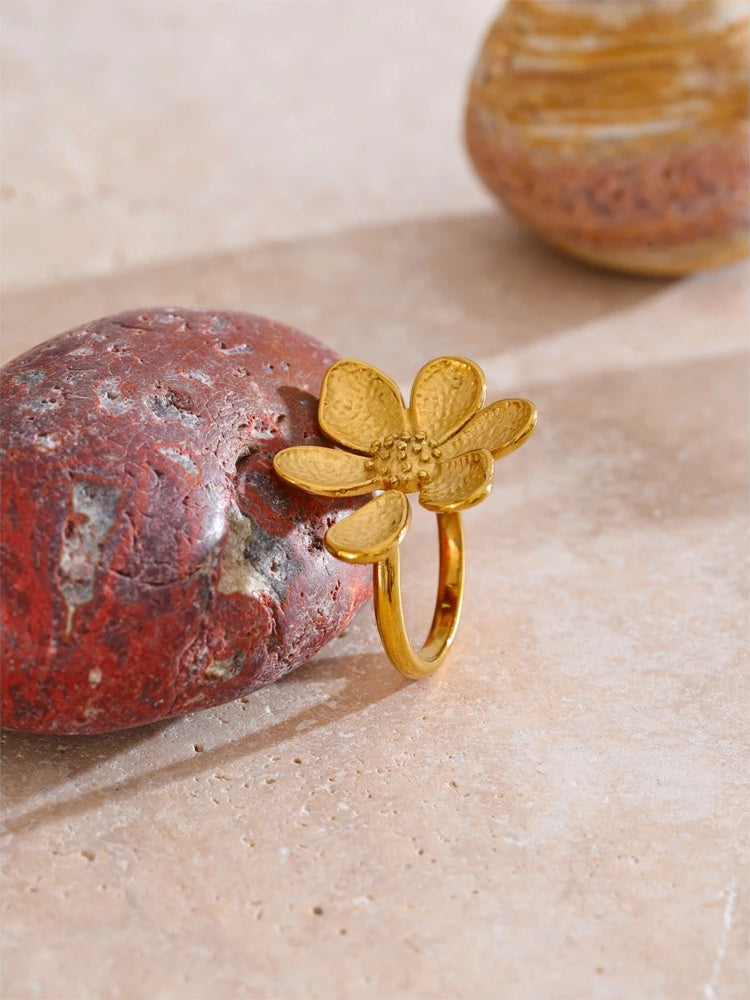 Adjustable flower golden cast finger ring - product image