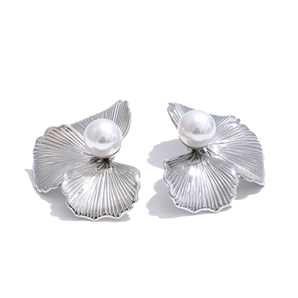 Big flower pearl stud earrings - product image