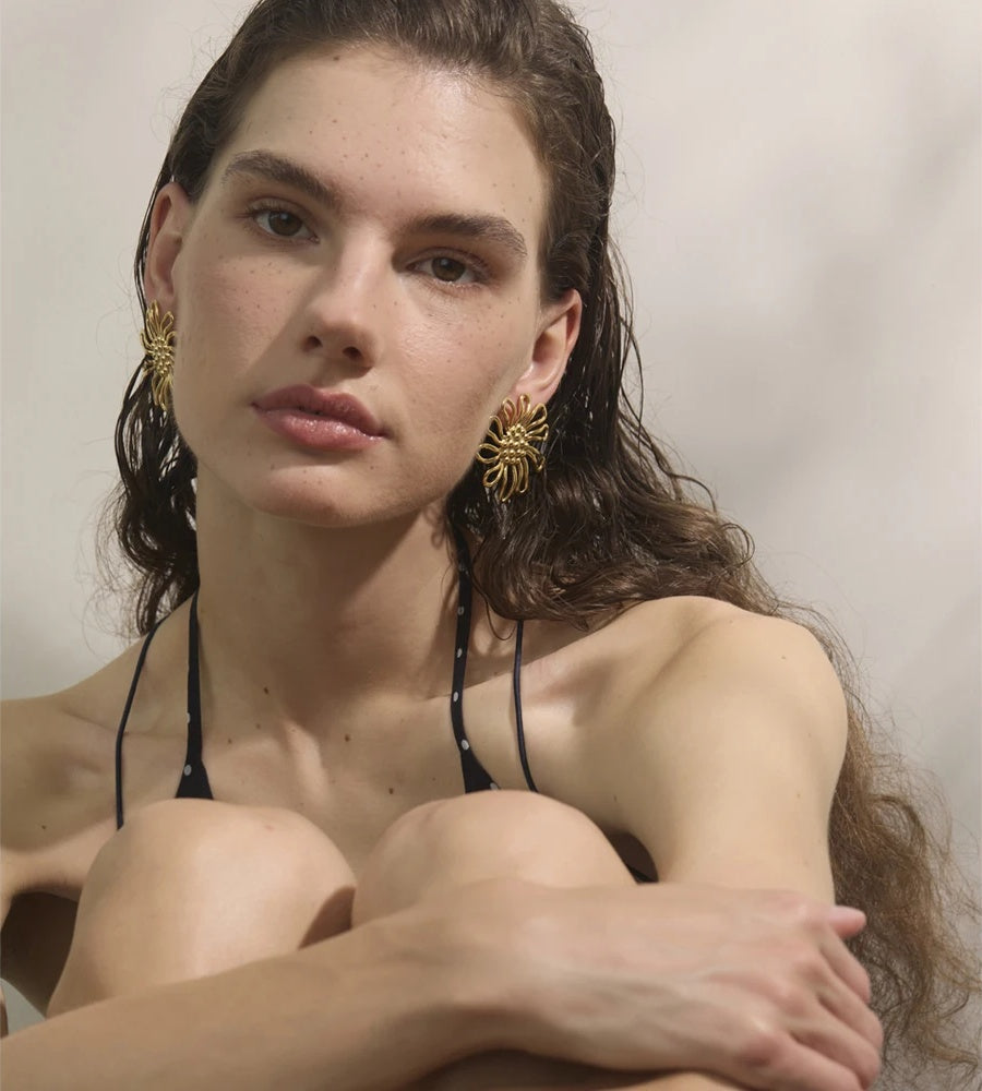 Metal flower golden stud earrings - product image