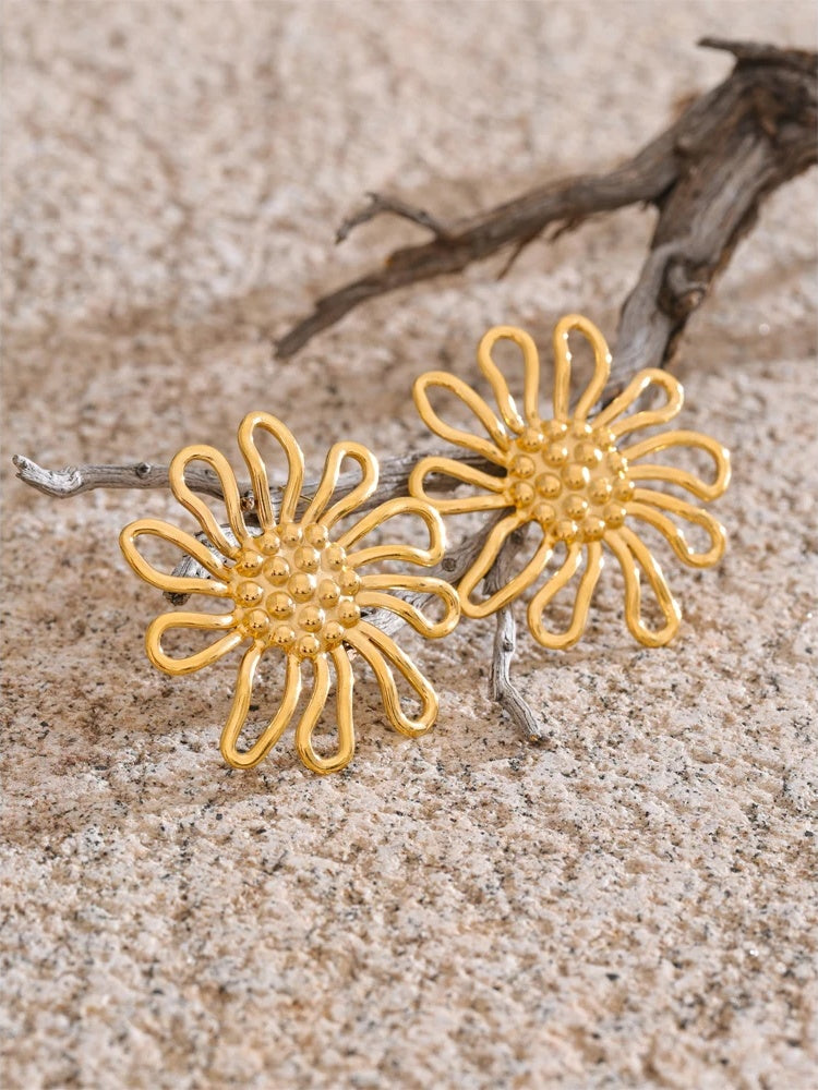 Metal flower golden stud earrings - product image