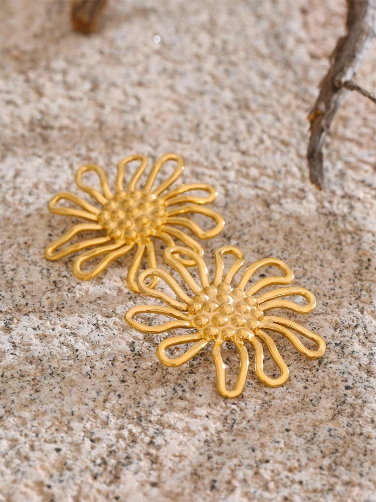 Metal flower golden stud earrings - product image