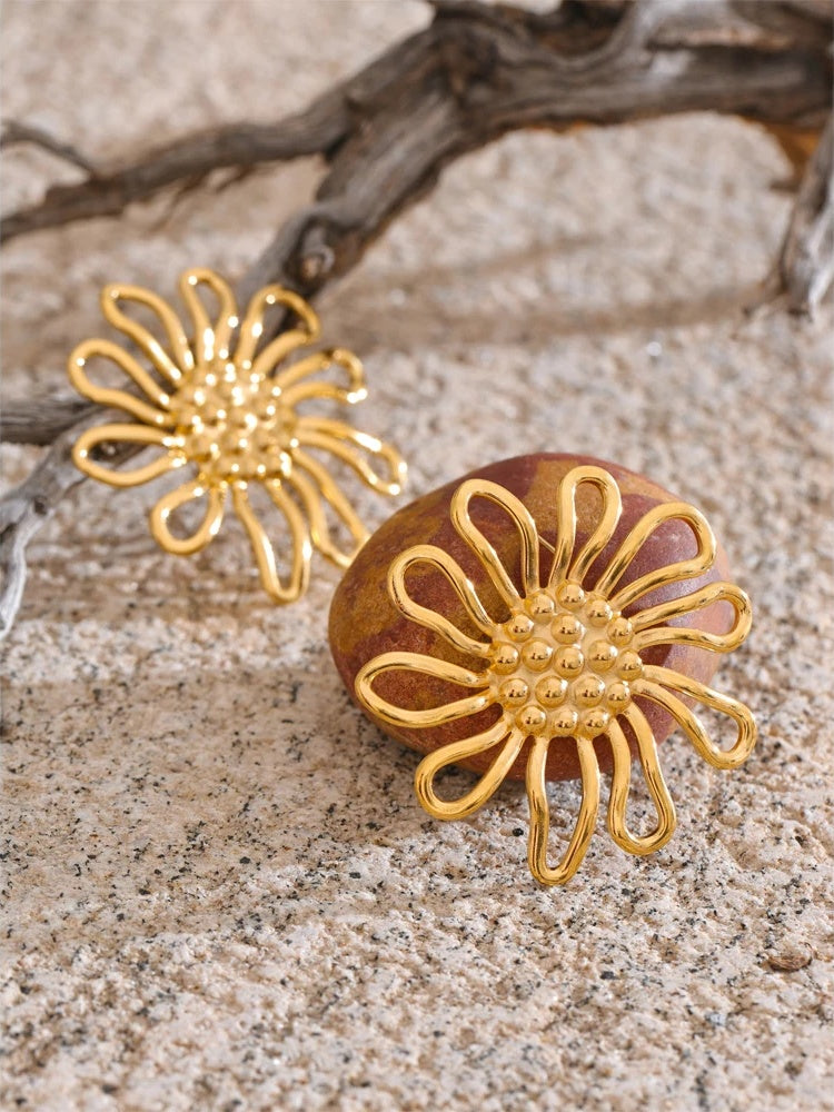 Metal flower golden stud earrings - product image