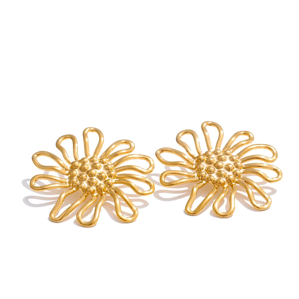 Metal flower golden stud earrings - product image
