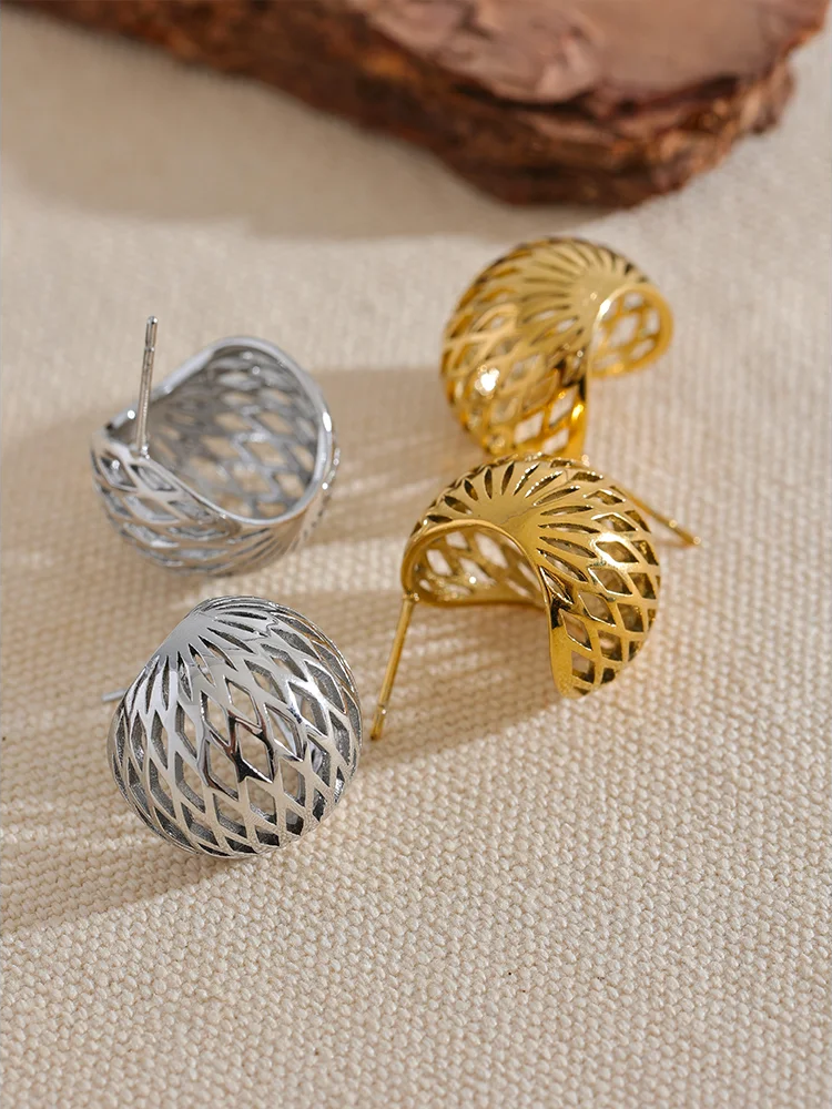 Minimalist hollow round push-back stud earrings - product image