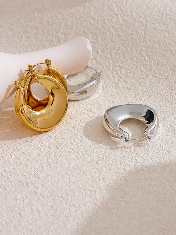 Minimalist round hollow hoop earrings - product image