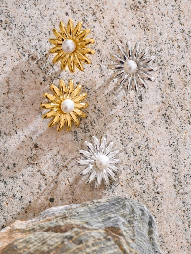 Pearl flower daily stud earrings - product image