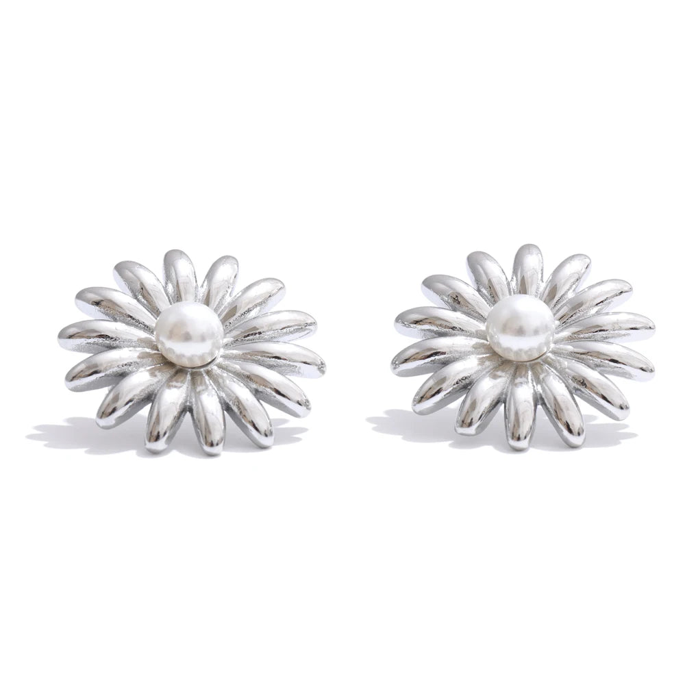 Pearl flower daily stud earrings - product image