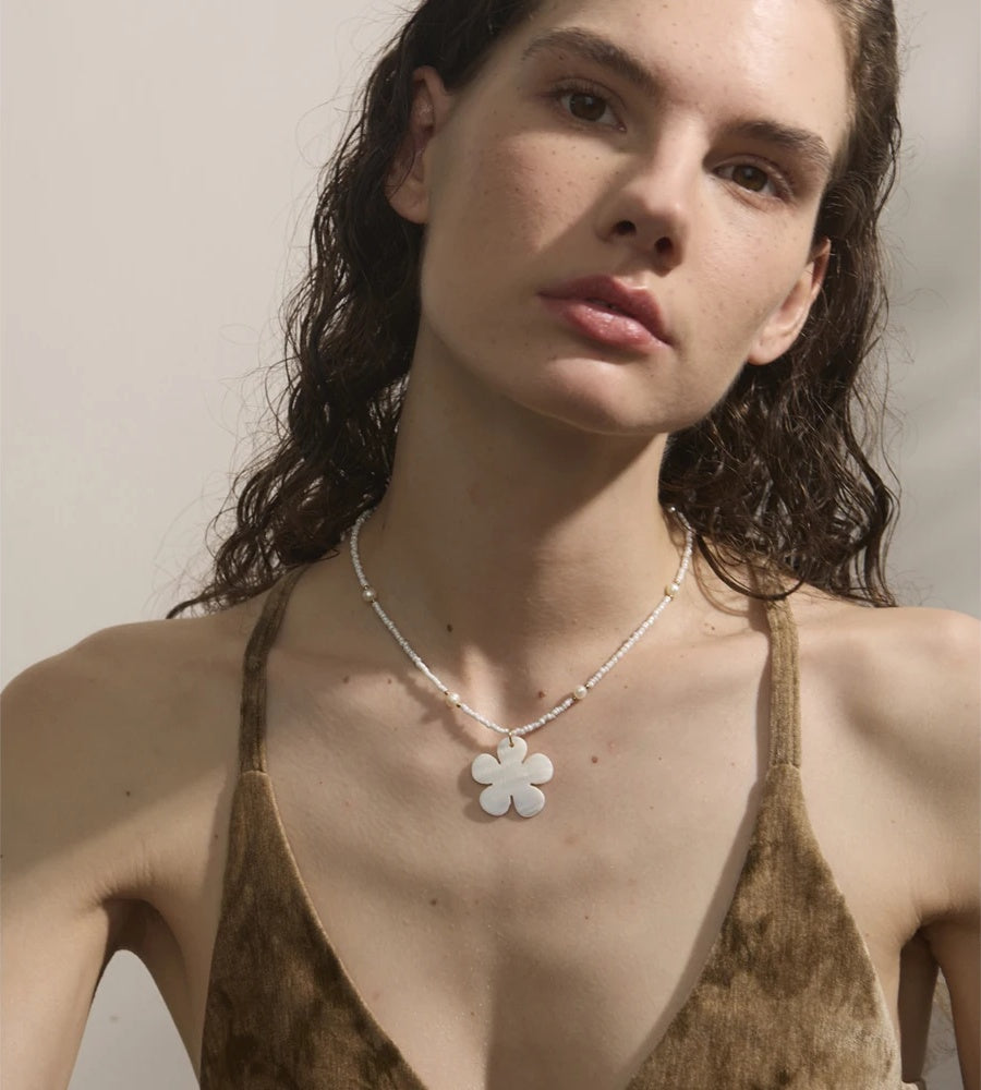 Plastic beads pearls flower pendant necklace - product image