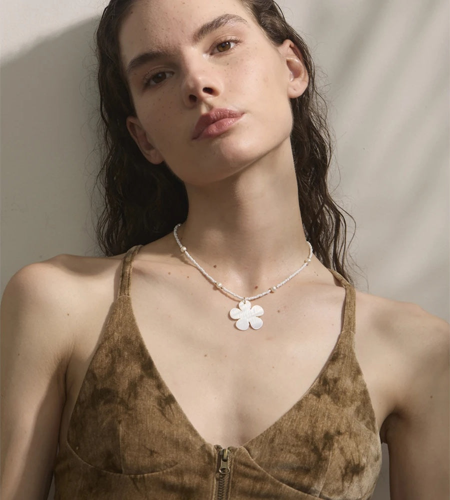 Plastic beads pearls flower pendant necklace - product image