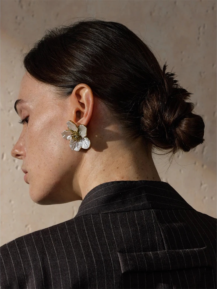 Resin flower fashion stud earrings - product image