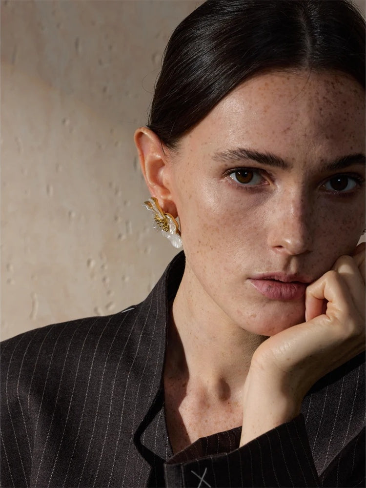 Resin flower fashion stud earrings - product image