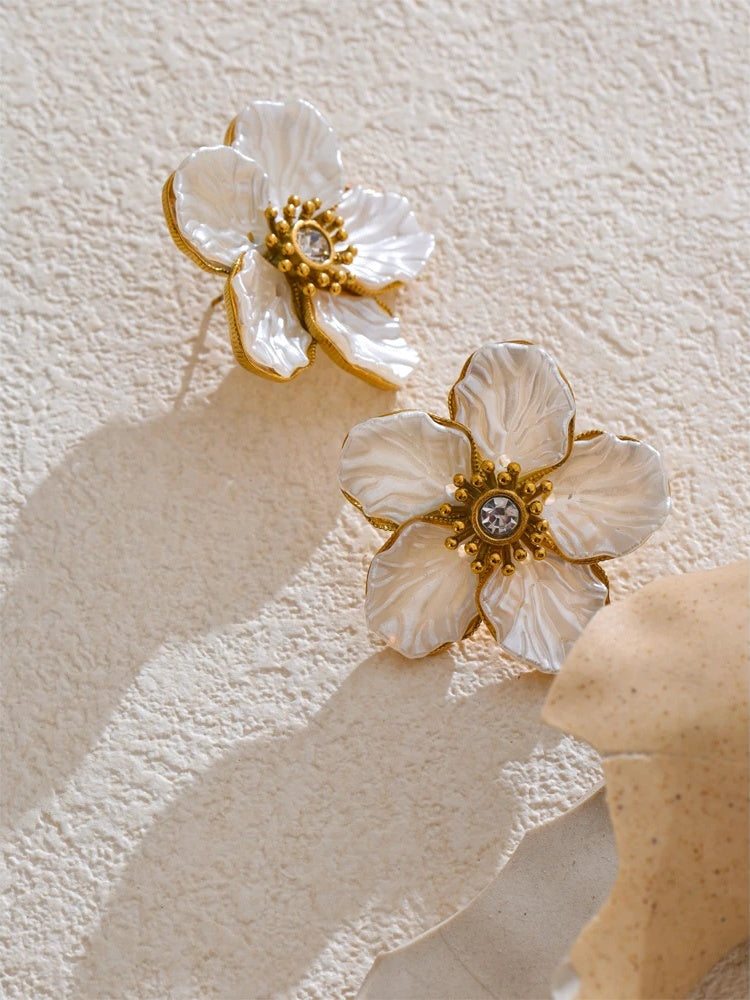 Resin flower fashion stud earrings - product image