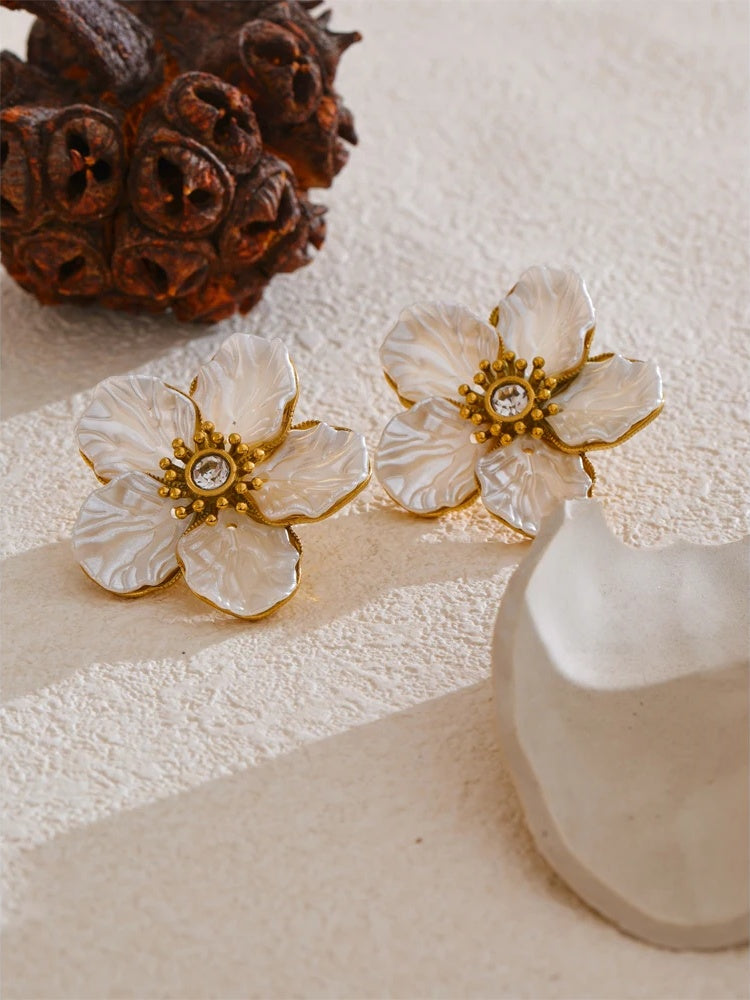 Resin flower fashion stud earrings - product image