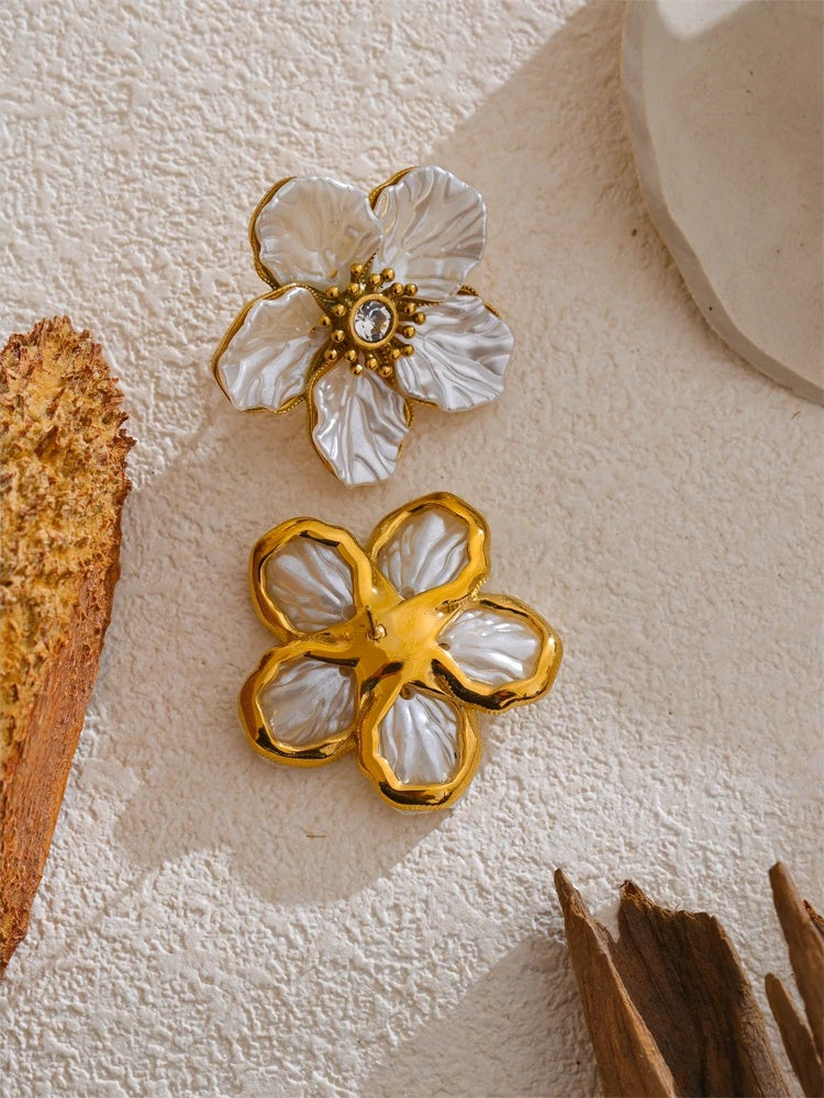 Resin flower fashion stud earrings - product image