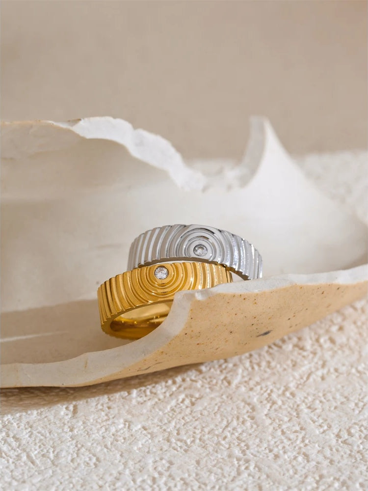 Round striped zircon minimalist fashion ring - product image