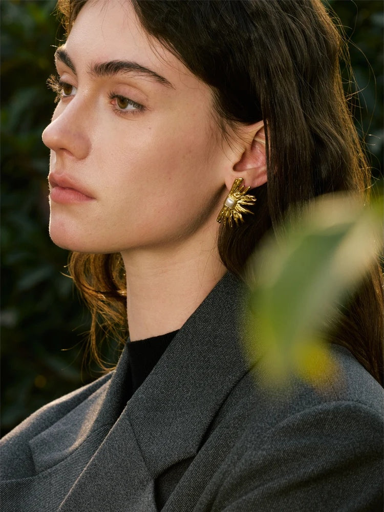 Simulated pearls flower stud earrings - product image