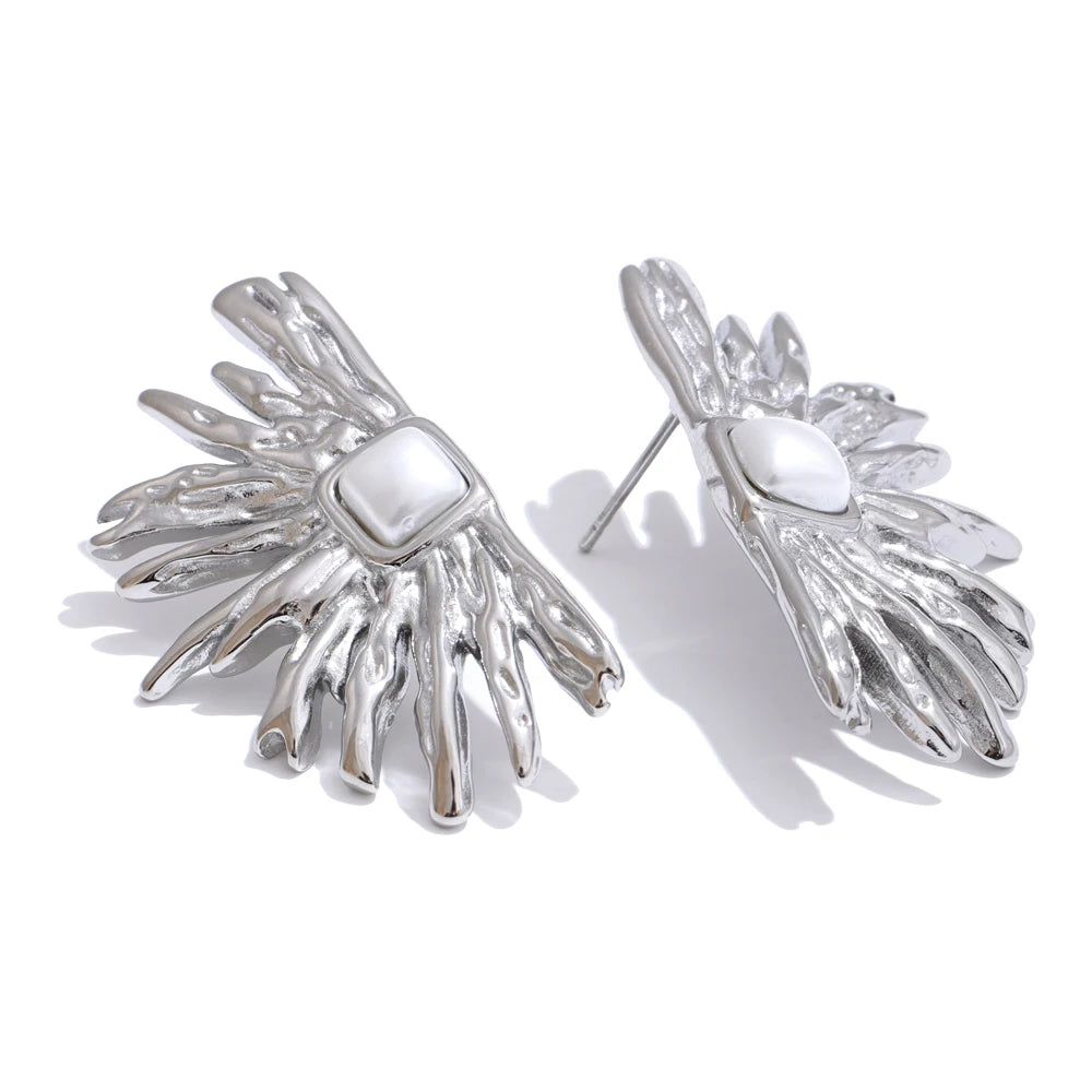 Simulated pearls flower stud earrings - product image