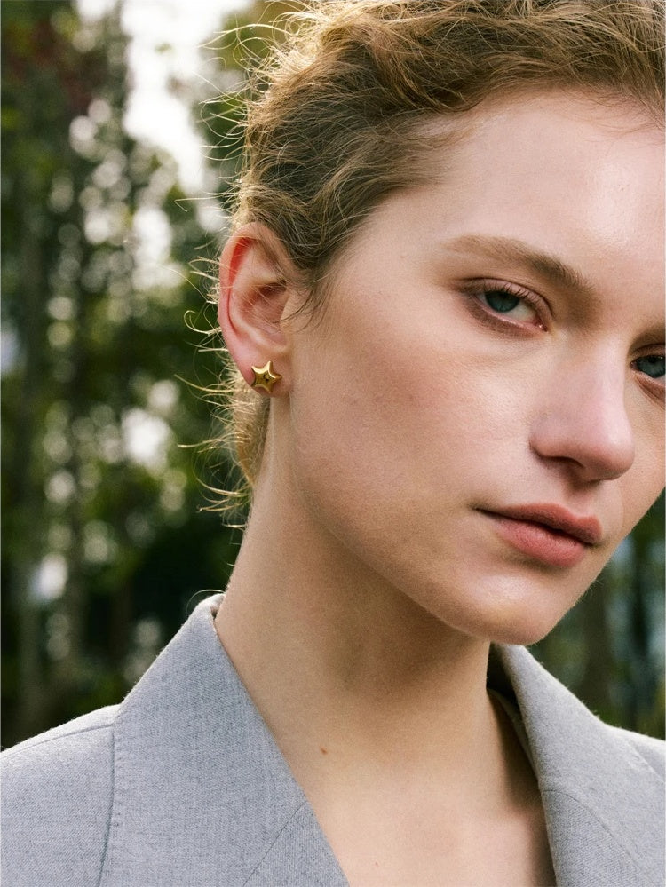 Star hollow small metal stud earrings - product image