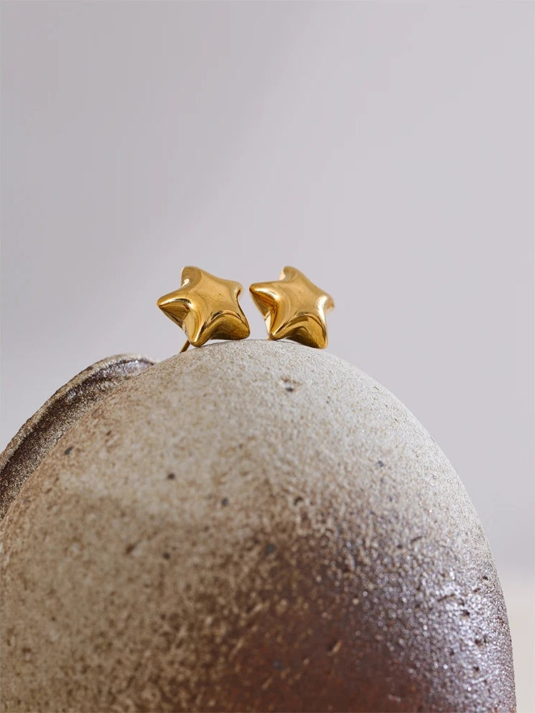 Star hollow small metal stud earrings - product image