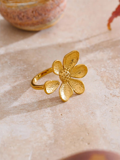 Adjustable flower golden cast finger ring - product image