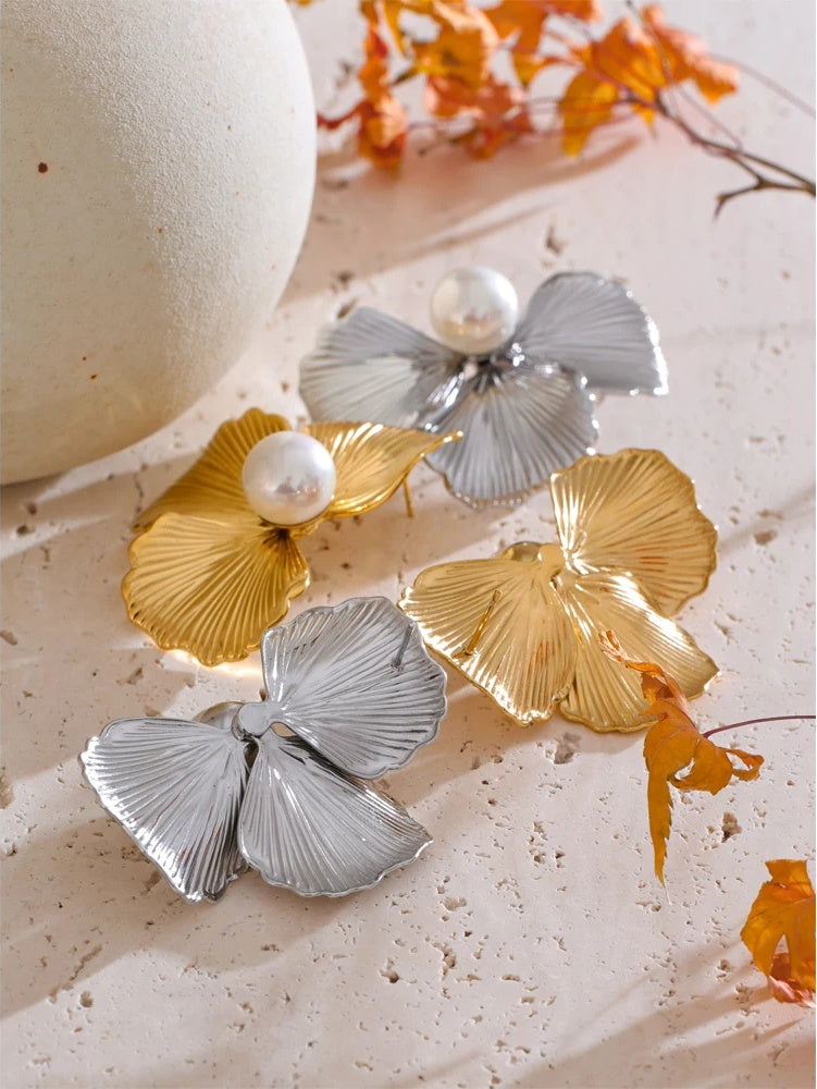 Big flower pearl stud earrings - product image