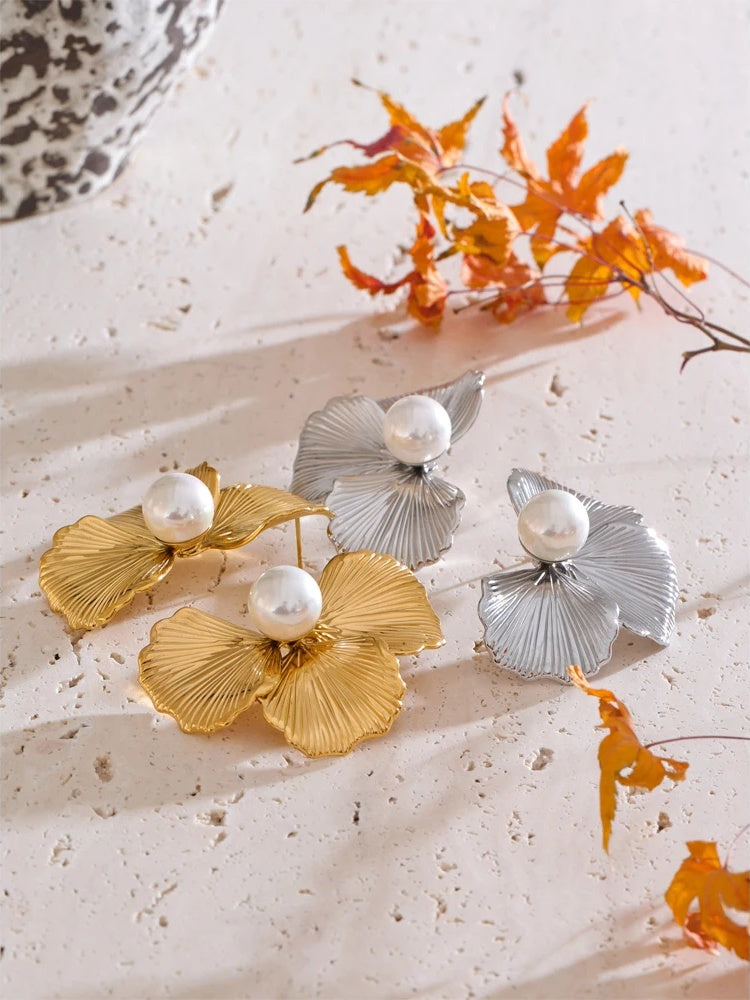 Big flower pearl stud earrings - product image