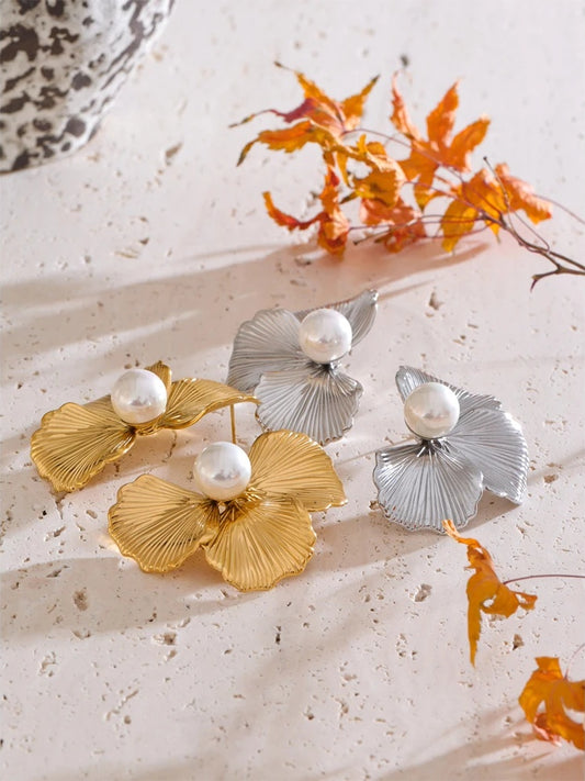 Big flower pearl stud earrings - product image