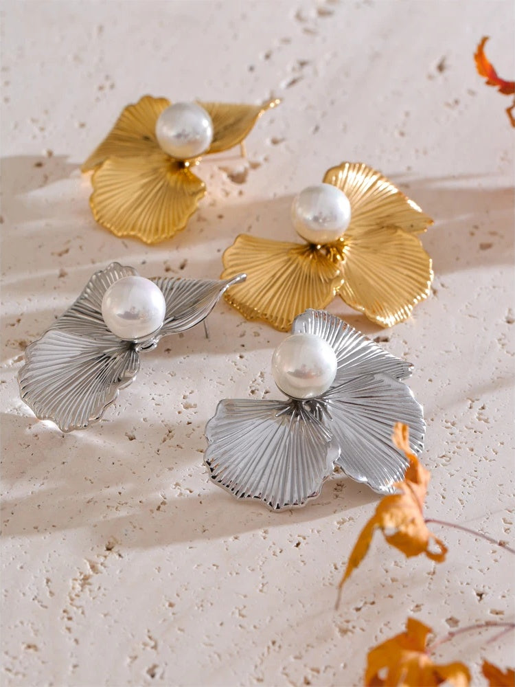 Big flower pearl stud earrings - product image
