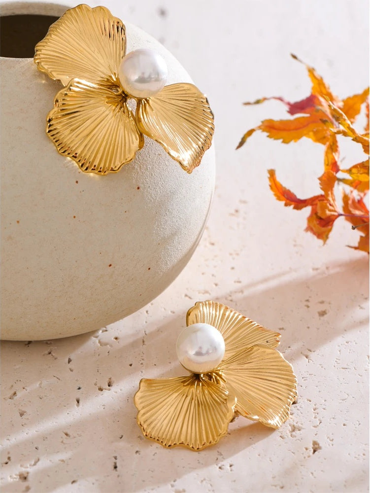 Big flower pearl stud earrings - product image