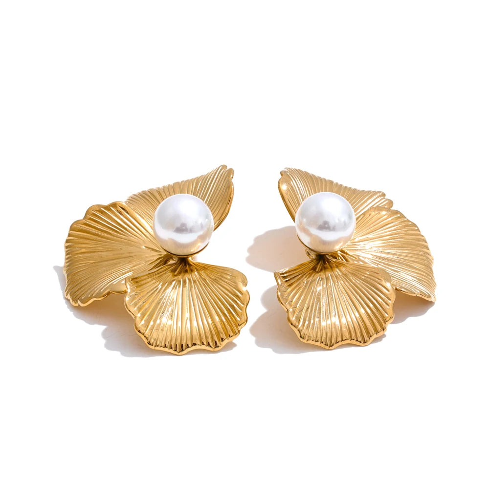 Big flower pearl stud earrings - product image