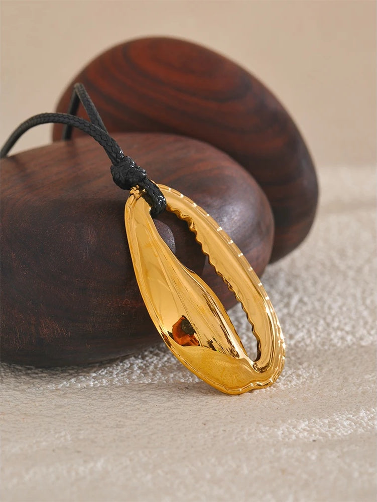 Black rope chain shell pendant necklace - product image