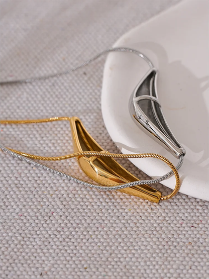 Cast pendant clavicle fashion necklace - product image