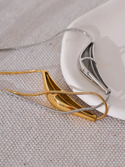 Cast pendant clavicle fashion necklace - product image