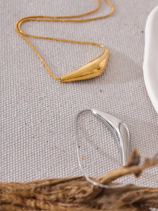 Cast pendant clavicle fashion necklace - product image