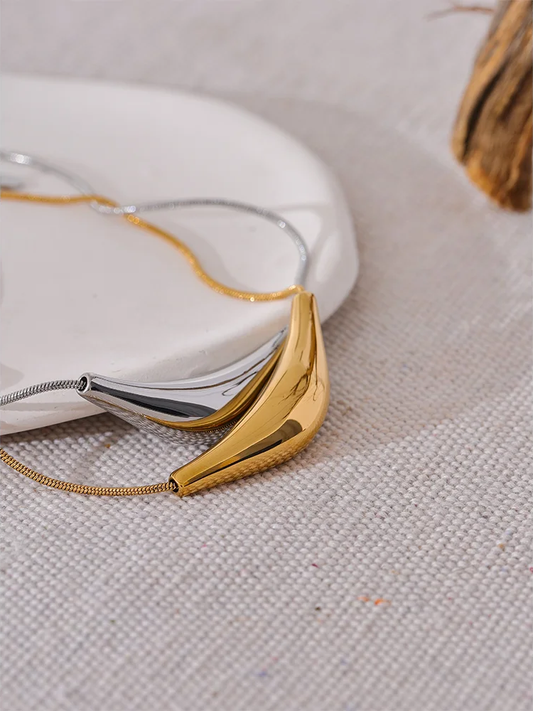 Cast pendant clavicle fashion necklace - product image