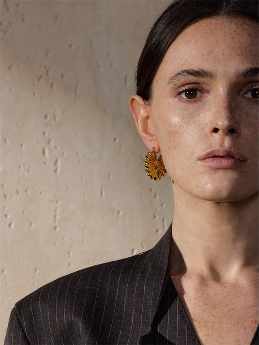 Flower hoop earrings gold color - product image