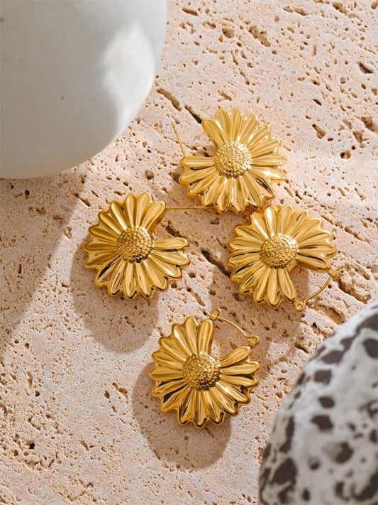 Flower hoop earrings gold color - product image