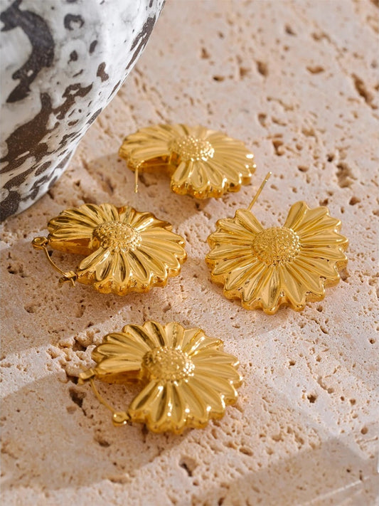 Flower hoop earrings gold color - product image