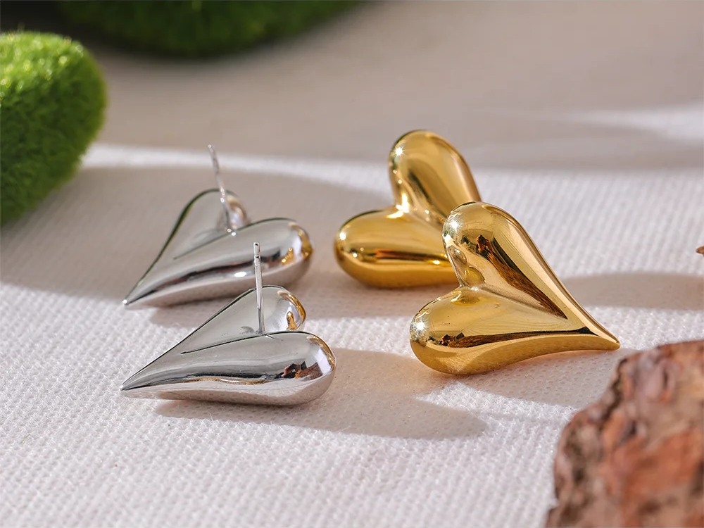 Heart cast high quality metal stud earrings - product image