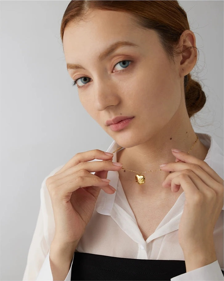 Heart embrace pendant collar necklace women - product image