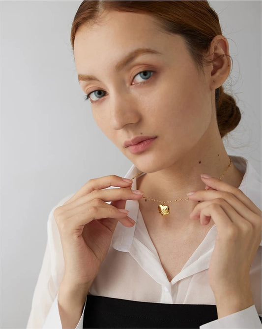 Heart embrace pendant collar necklace women - product image