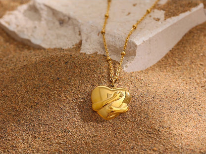 Heart embrace pendant collar necklace women - product image