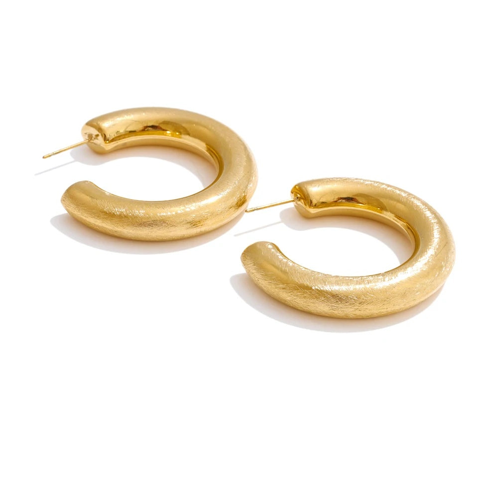 Minimalist c-shape polished hoop earrings - product image