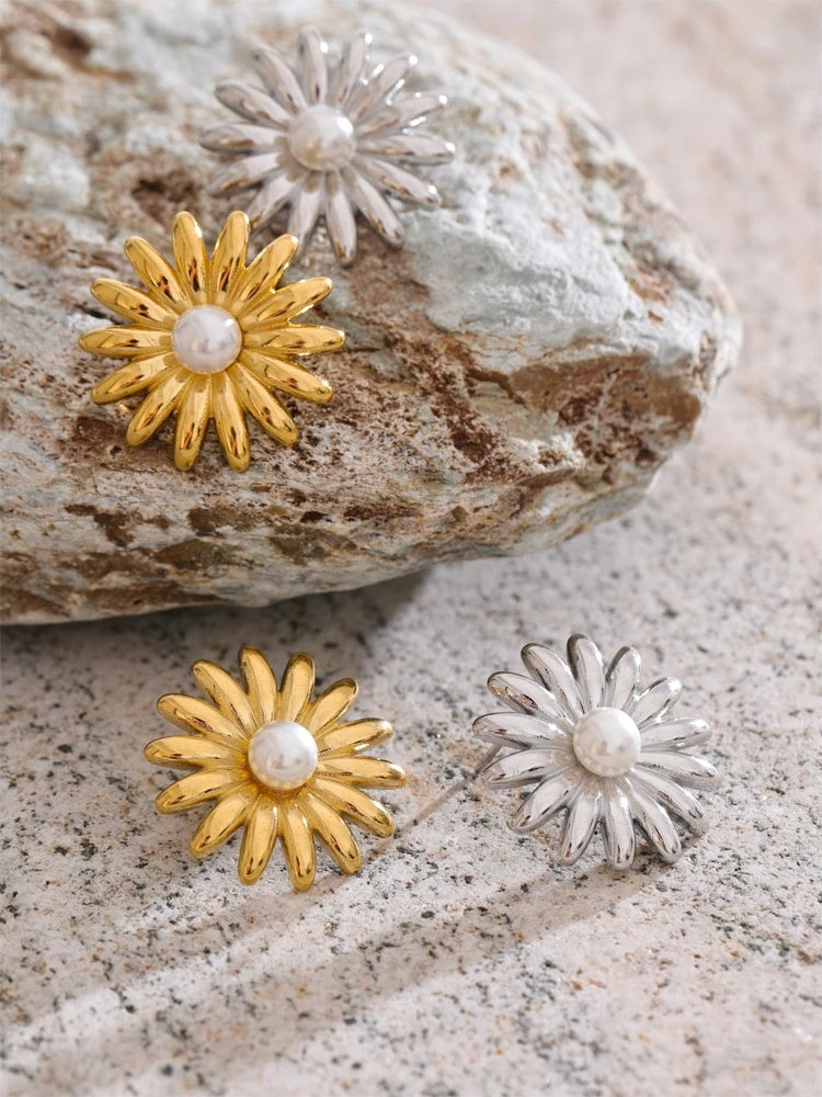 Pearl flower daily stud earrings - product image