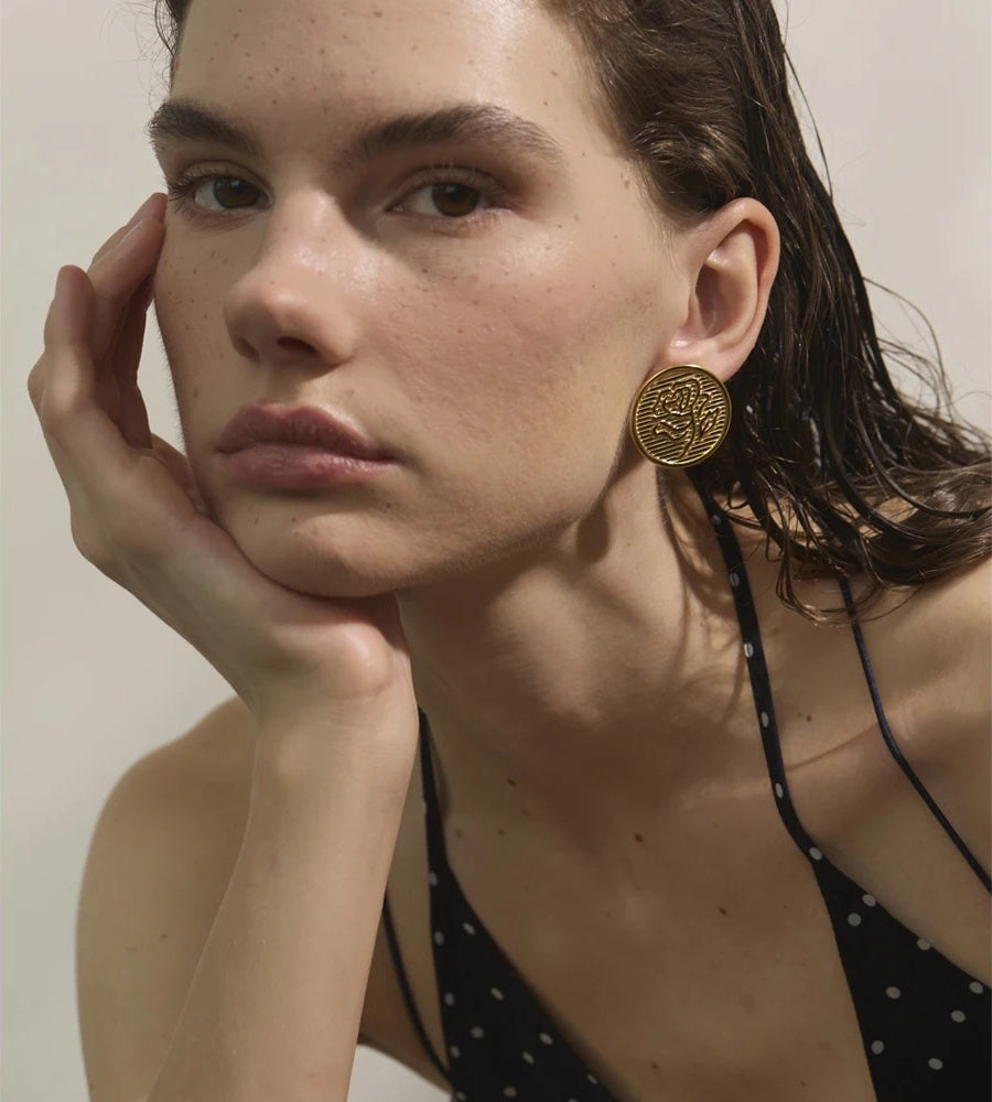 Round flower shape stud earrings - product image