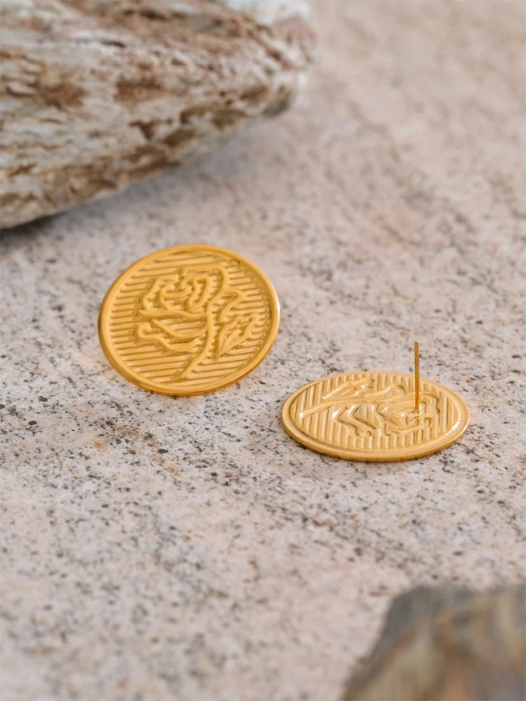 Round flower shape stud earrings - product image