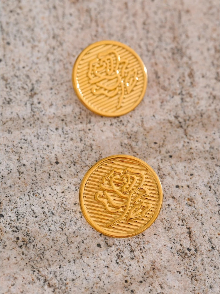 Round flower shape stud earrings - product image