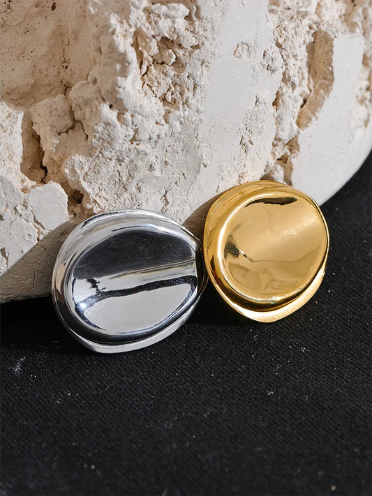 Round minimalist metal brooch accessory - product image
