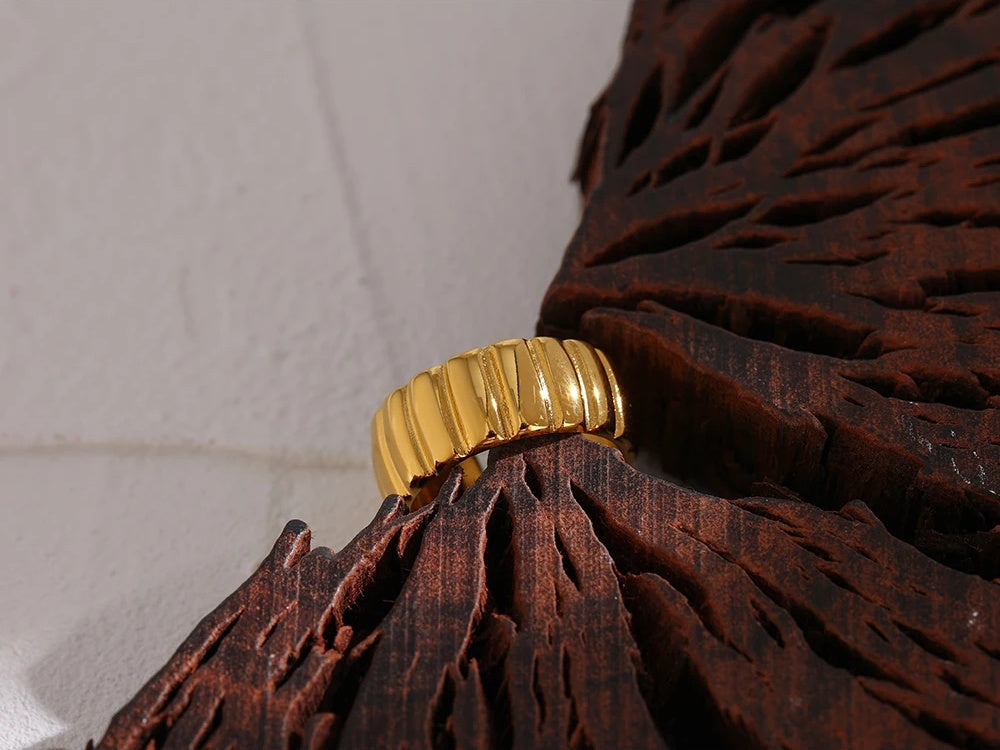 Round statement opening fashion cocktail ring - product image