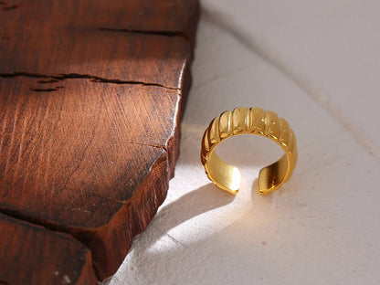 Round statement opening fashion cocktail ring - product image